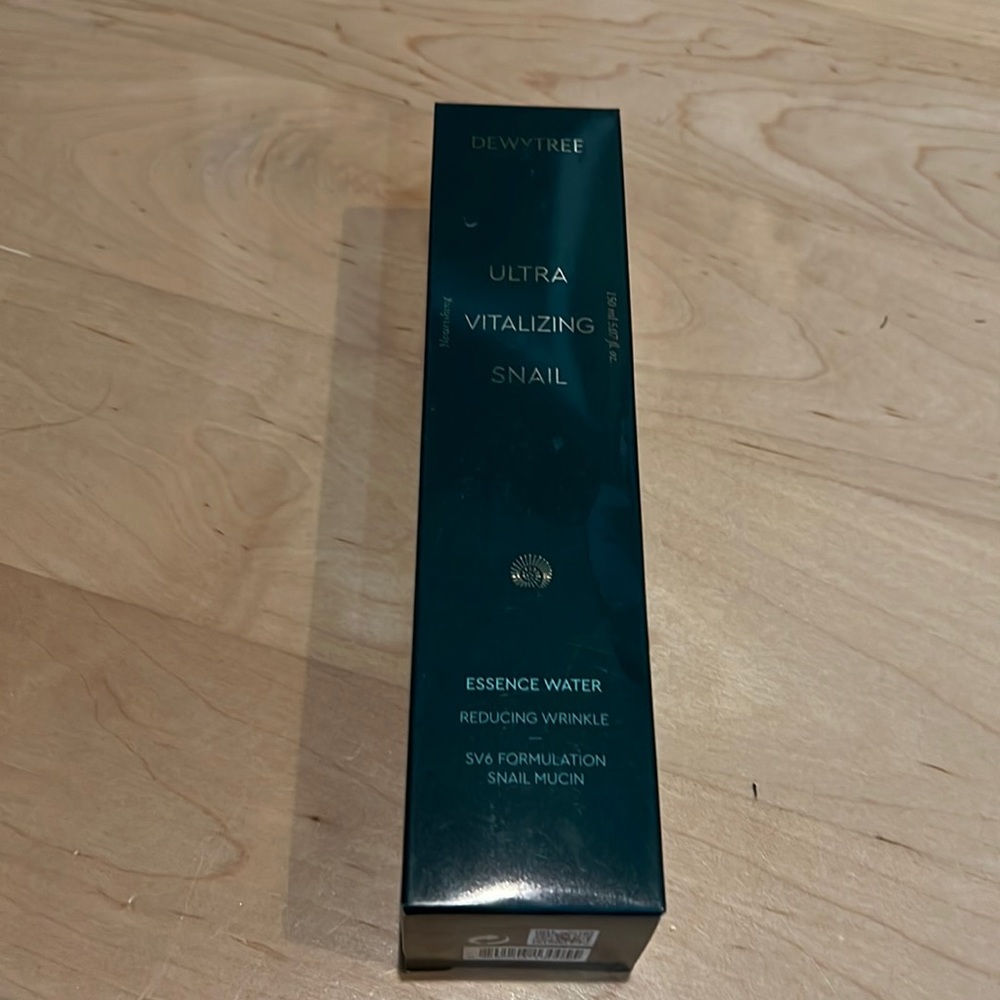 Dewytree ultra vitalizing snail essence water